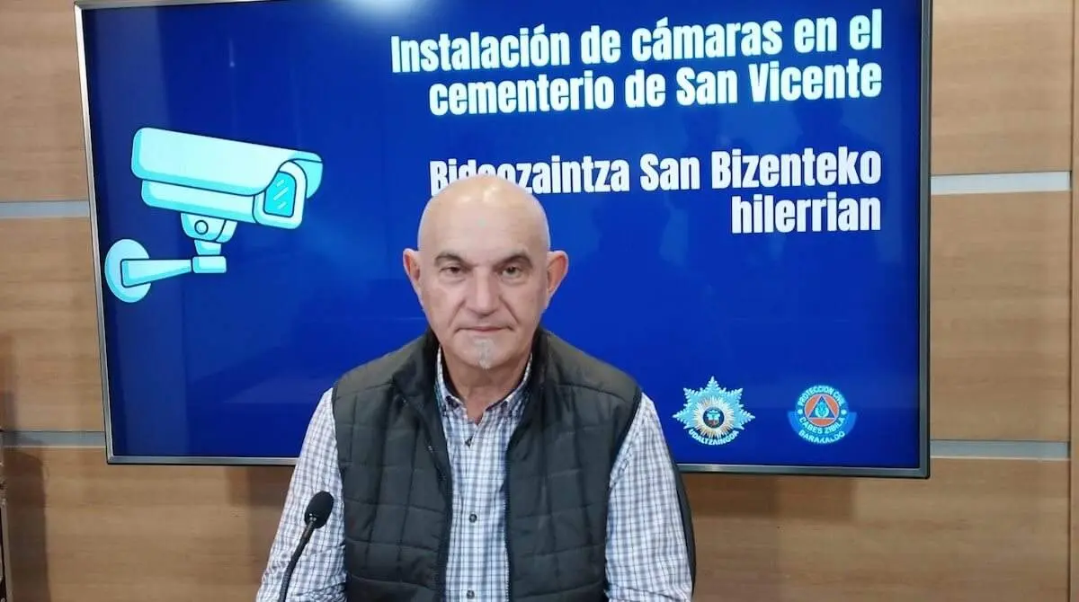 Ángel Madrazo en la presentación de las medidas en el cementerio
