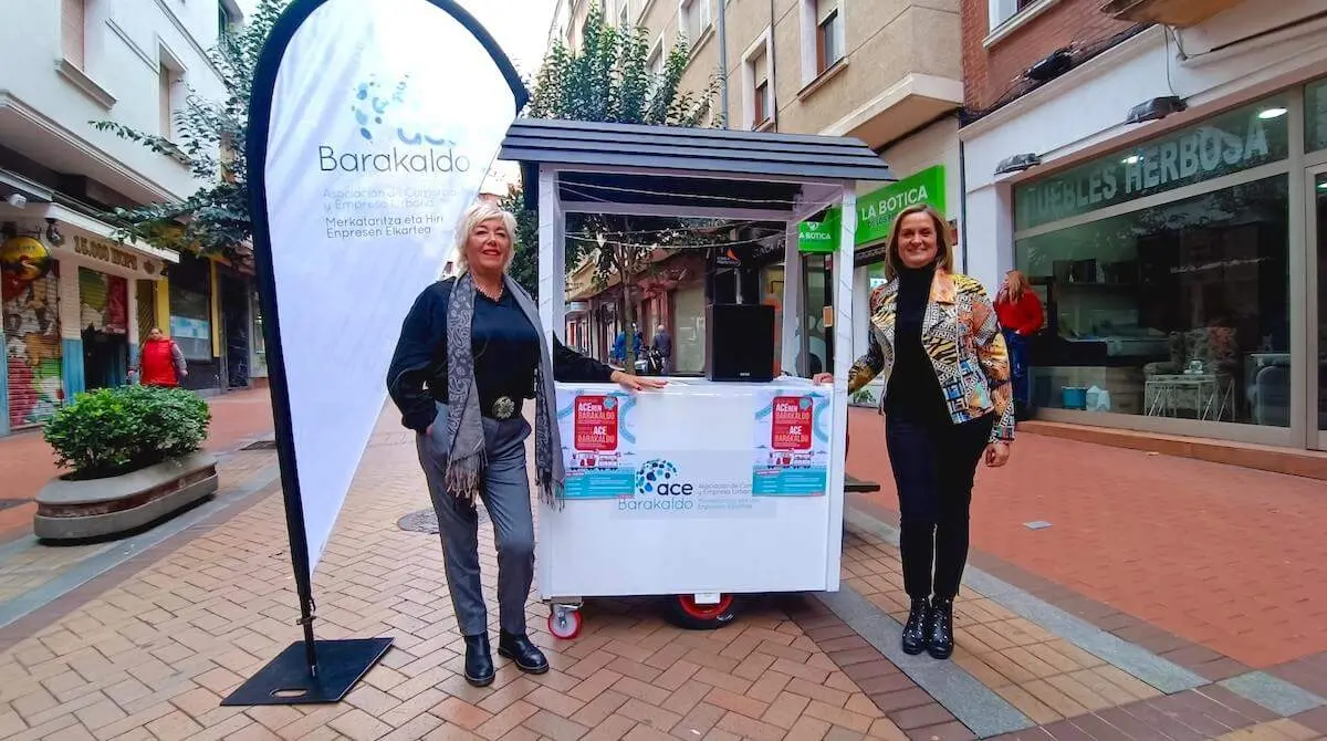 Amaia del Campo, alcaldesa de Barakaldo, junto a Ana Morgado, presidenta de ACE