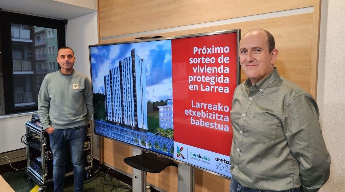 Carlos Fernández y Juan Antonio Pizarro en la presentación del sorteo de las viviendas tasadas de Larrea