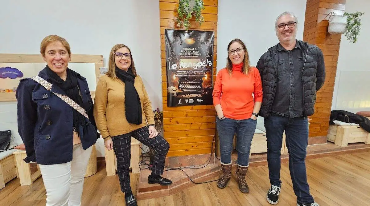 Iratxe Foces junto a los responsables de Hala Dzipo y la técnica de Euskera