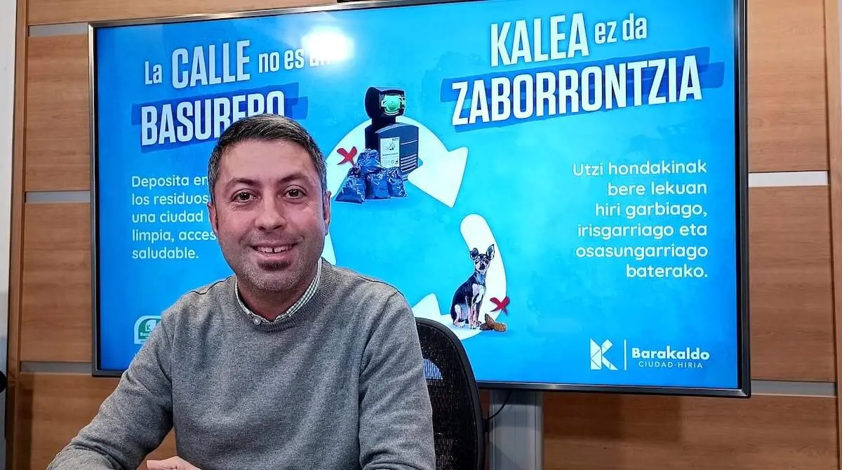 David Arribas junto a la imagen de la campaña de basuras puesta en marcha en la ciudad