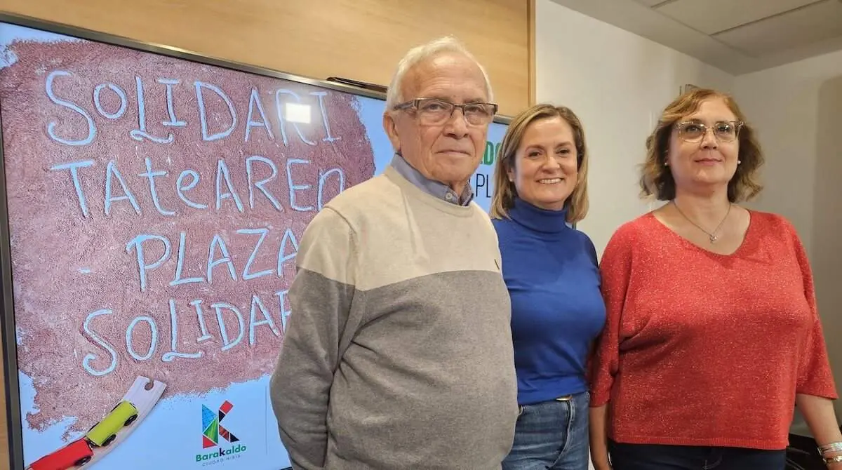 Miguel Fernández, de la asociación Barakaldo con el Sahara Salam, junto a la alcaldesa Amaia del Campo