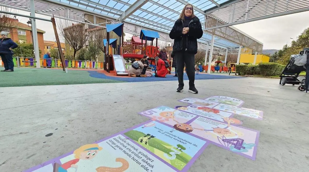 Iratxe Foces junto a la rayuela de la igualdad colocada en el parque cubierto de la plaza de las esculturas