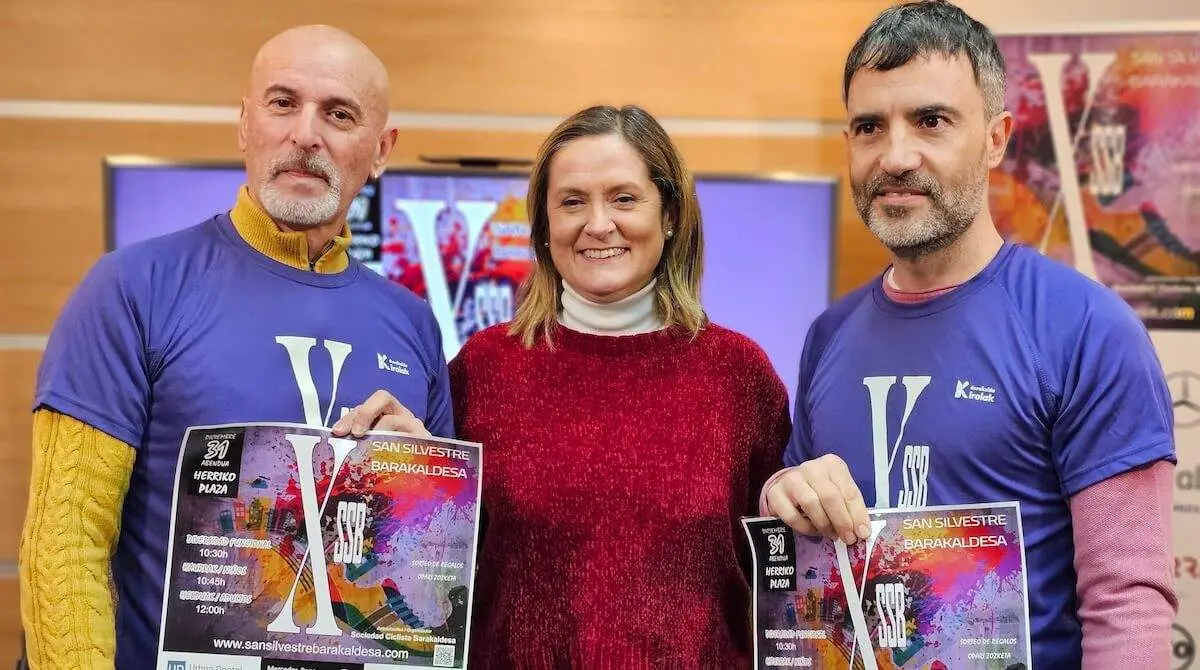 Amaia del Campo junto a representantes de la Sociedad ciclística barakaldesa