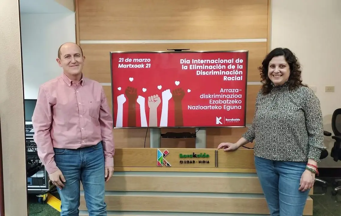 Foto de Carlos Fernández y Mónica Álvarez en la comparecencia con motivo del Día contra el Racismo