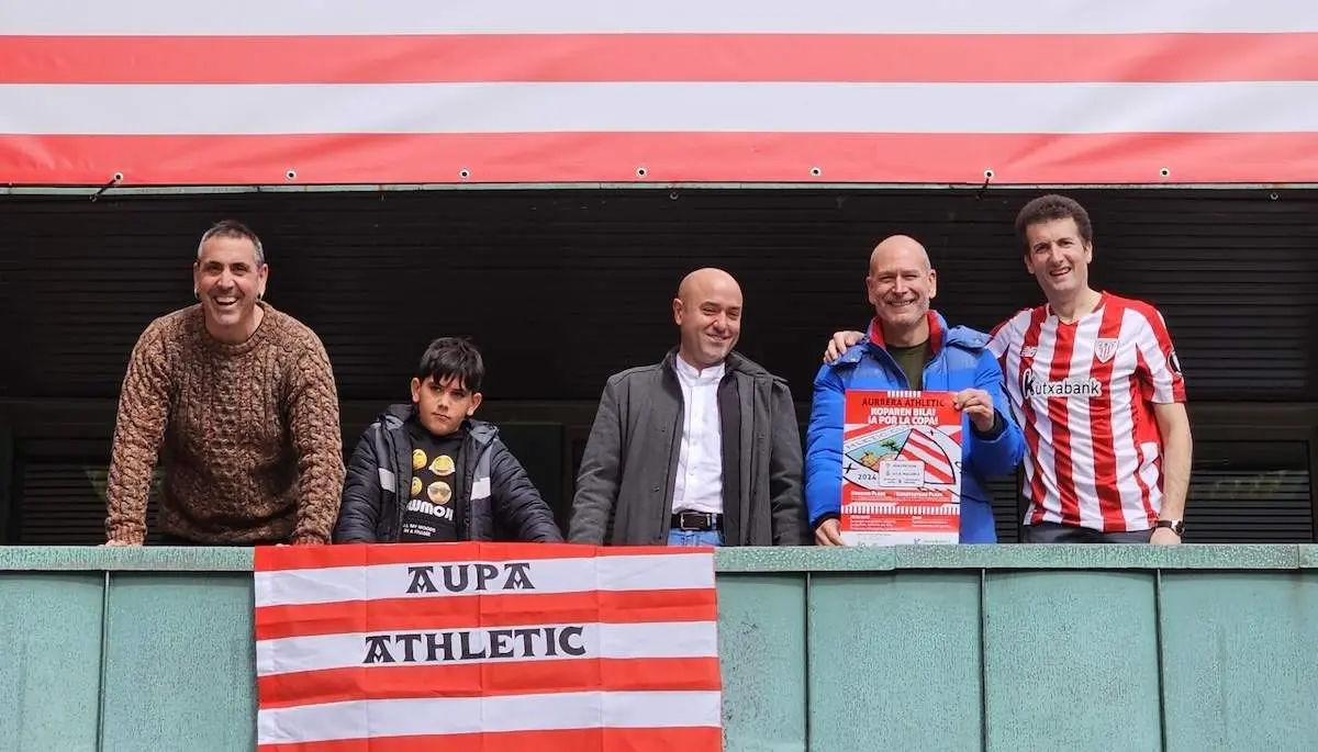 Gorka Zubiaurre y David Solla junto a los representantes de las asociaciones de comercio y hostelería de Barakaldo