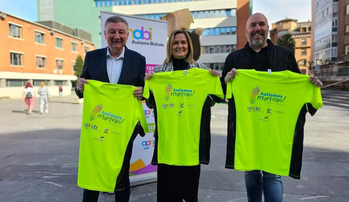 Mikel Pulgarín, presidente de Apnabi, Amaia del Campo, alcaldesa de Barakaldo y Mikel Antizar, concejal de Acción Social de Barakaldo, posan con las camisetas de la martxa solidaria