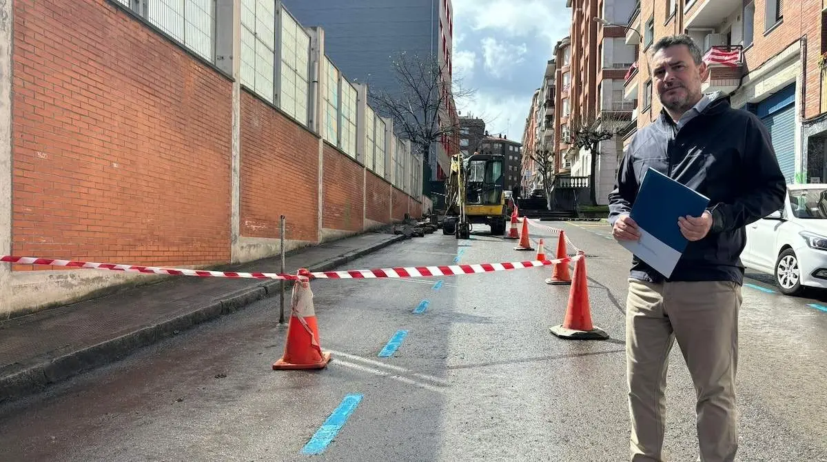 Jon Andoni Uria, concejal de Obras, en la calle Rubén Darío