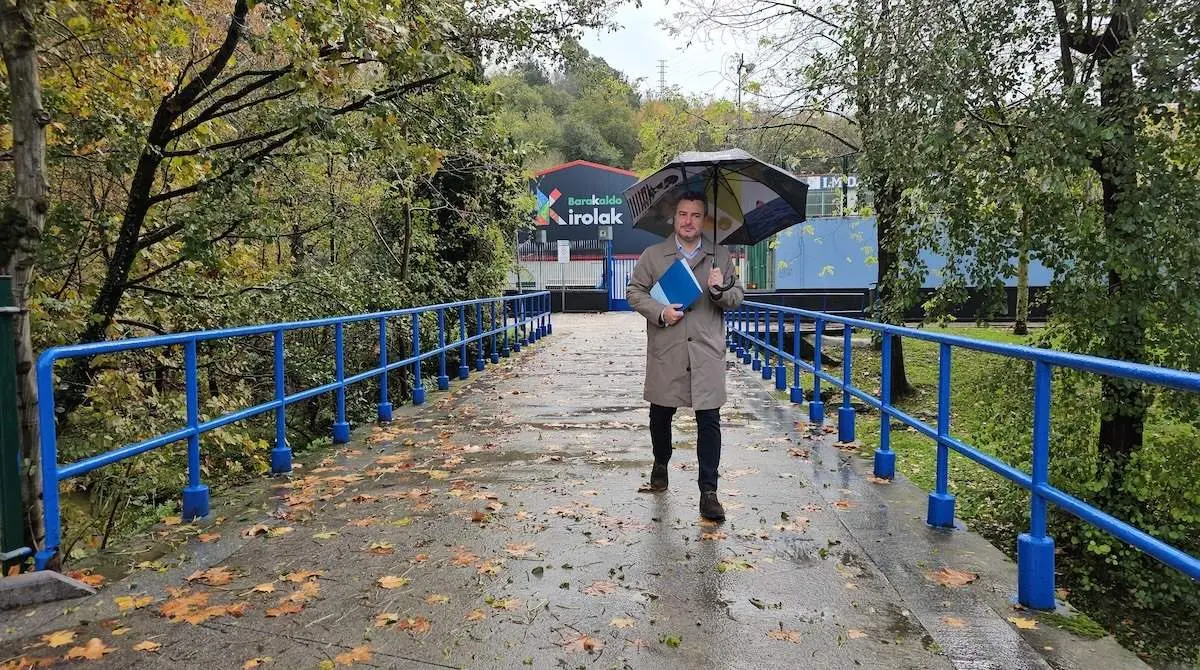 Jon Andoni Uria en el puente que va a reformarse en Gorostiza