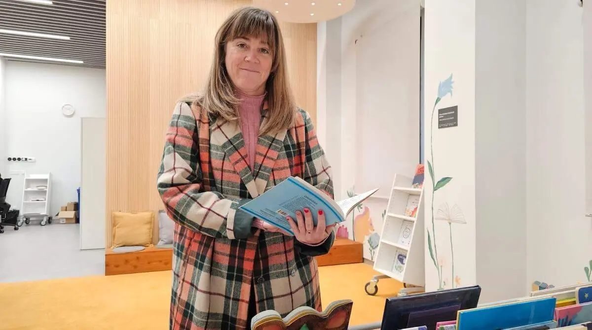 Nerea Cantero, concejala de Cultura, en la biblioteca del Kulturgune de Lutxana