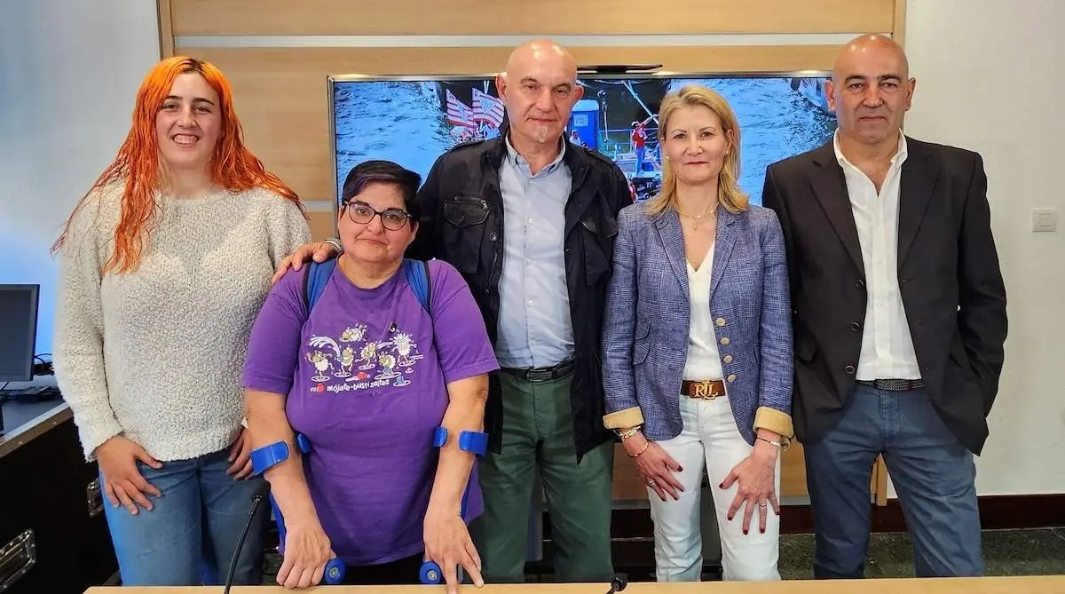 Foto de Sara Vaquero, Rosalía Cuadrado, Ángel Madrazo, Argiñe Martínez y Óscar Seoane con fondo de La Gabarra (1)