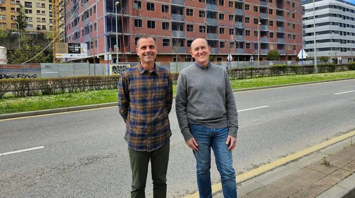 Foto de Carlos Fernández y Juan Antonio Pizarro delante del edificio