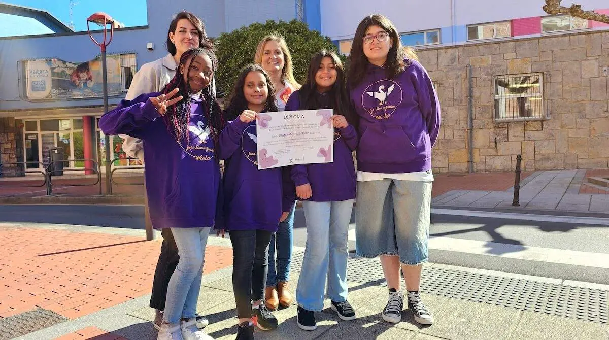 Amaia del Cmapo junto a las aluimnas de Juan Ramón Jiménez y la profesora que ha participado en el proyecto 24-4-19