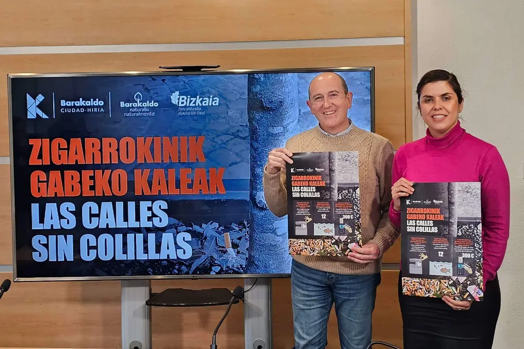Foto de Carlos Fernández y Alba Delgado con los carteles elaborados para concienciar a la población barakaldesa (1)