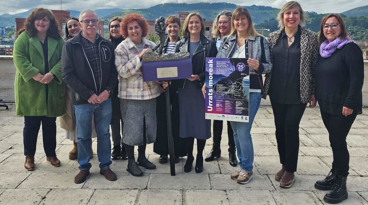 Alcaldesas y concejalas de Igualdad de Ezkerraldea y Meatzaldea en la presentación de la marcha