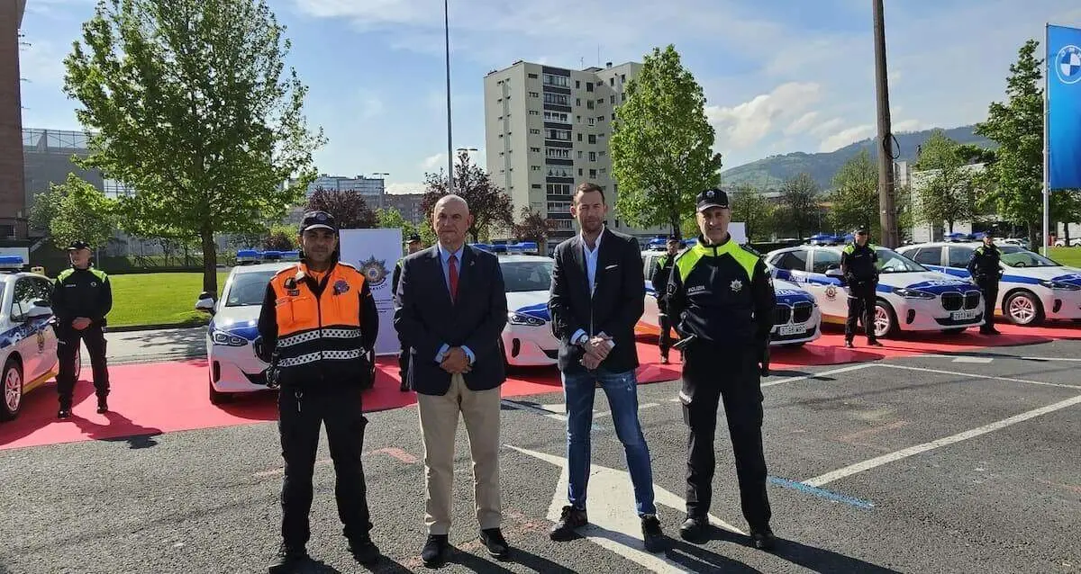Ángel Madrazo con responsables de la empresa suministradora, de la Policía Local y de Protección Civil
