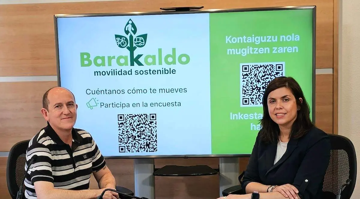 Carlos Fernández y Alba Delgado en la presentación de la encuesta sobre movilidad en Barakaldo