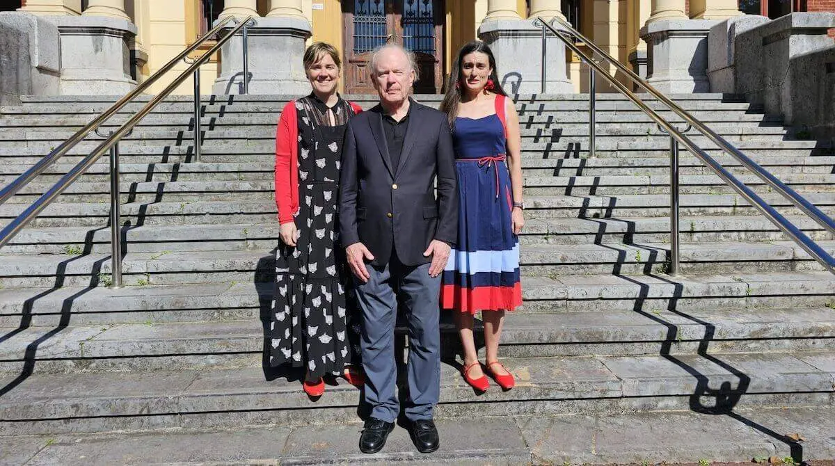 Nerea Cantero, Fuensanta Figueroa y John Farrer en las escaleras del Conservatorio