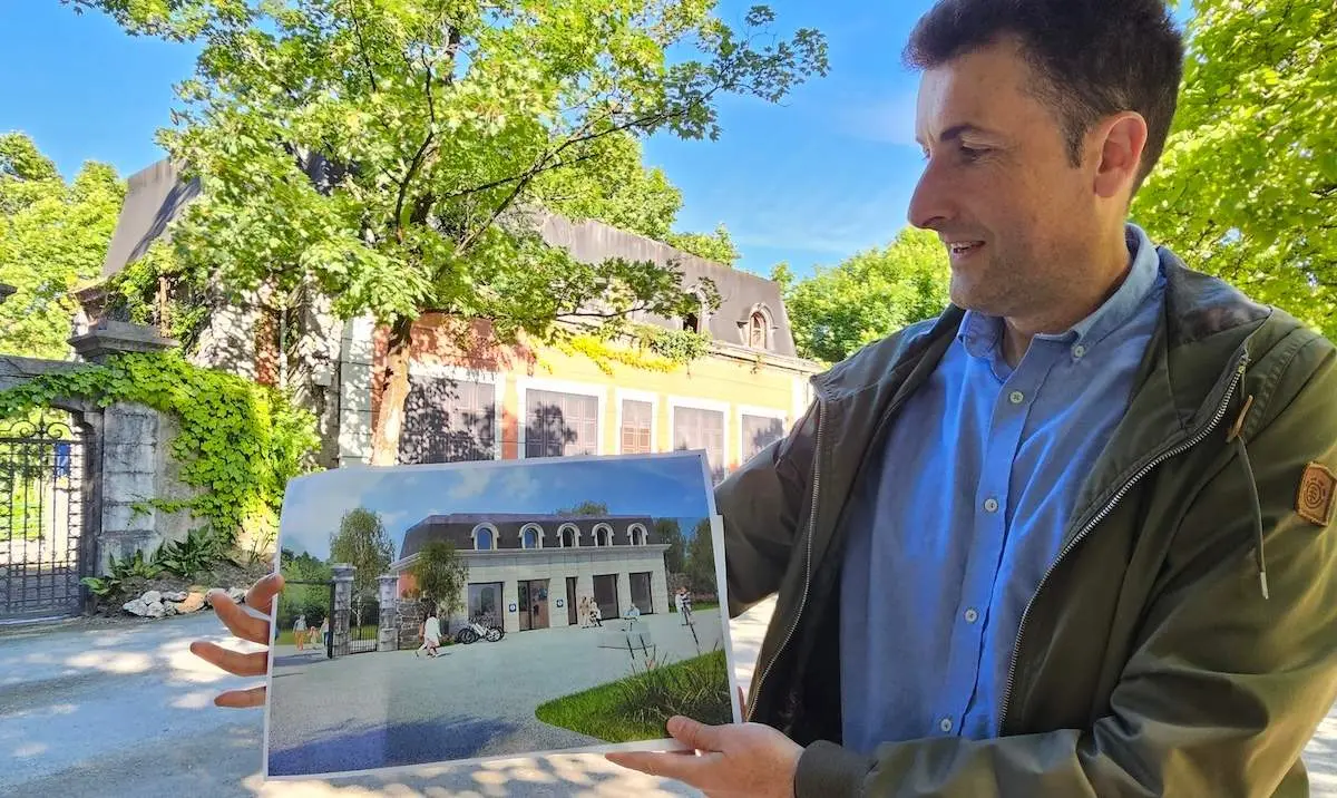 Gorka Zubiaurre sujeta el proyecto de rehabilitación de cocheras, junto al edificio