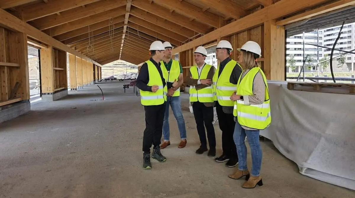 Amaia del Campo y Ángel Nieva durante la visita en la zona de cafetería y equipamiento deportivo