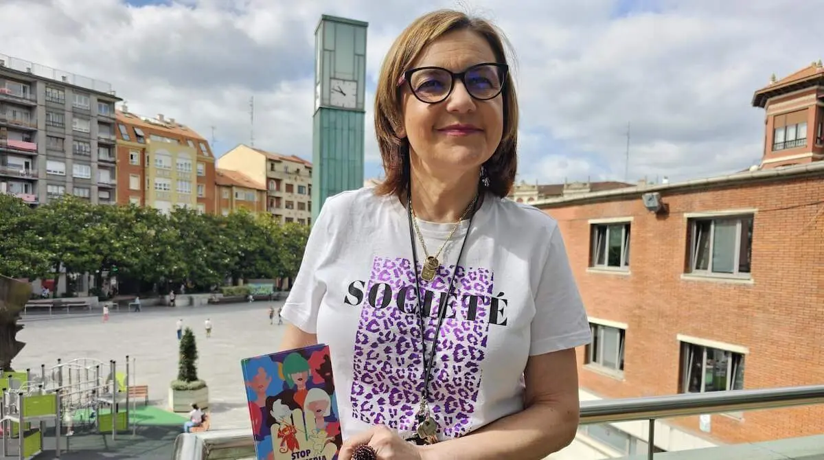 Iratxe Foces, concejala de Igualdad, junto a los folletos con información sobre atención a víctimas de agresión sexual