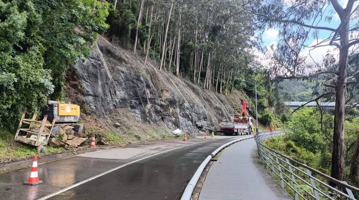 obras-talud-carretera-regato