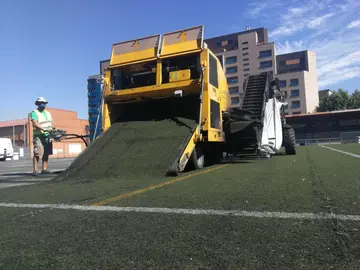 Una m&aacute;quina retira el c&eacute;sped antiguo