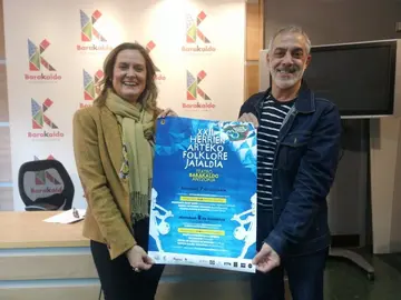 La alcaldesa muestra el cartel del evento