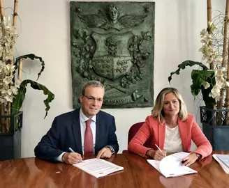 Amaia del Campo y Alfredo Retortillo han firmado el pacto esta ma&ntilde;ana