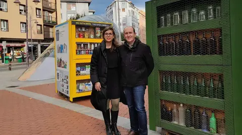 Foto de Carlos Fernández y Alba Delgado en la presentación de los tótems sobre el reciclaje.