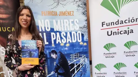 La barakaldesa Patricia Jim&eacute;nez en la recogida del premio