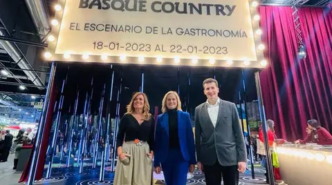 Amaia del Campo y Gorka Zubiaurre junto a Cristina Múgica en Fitur