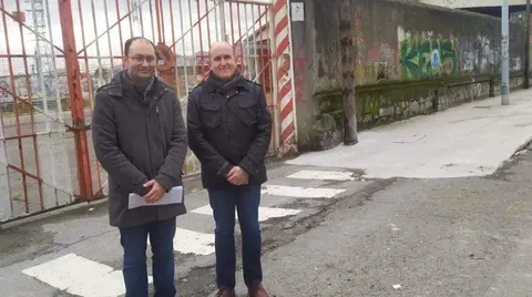 Carlos Fernández y Eduardo Castañeda en el acceso a las cocheras de Burtze&ntilde;a