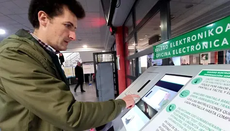Gorka Zubiaurre en una de las ocho oficinas electrónicas que existen en Barakaldo