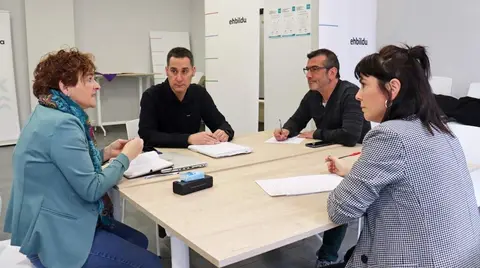 La concejala y portavoz de EH Bildu Mar&iacute;a Solar con los parlamentarios Iker Casanova y Rebeka Ubera