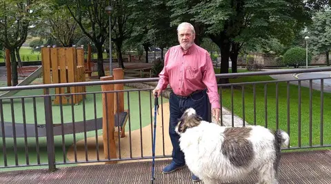 Ram&oacute;n Hilario con su perro, Zar.