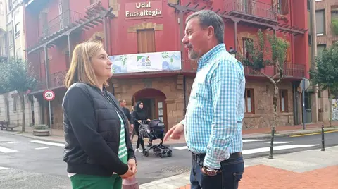 Iratxe Foces, concejala de Euskera, junto a Joseba Urriz, director del Euskaltegi municipal