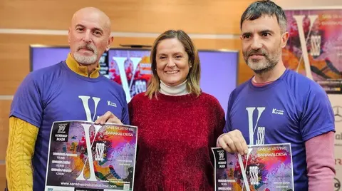 Amaia del Campo junto a representantes de la Sociedad ciclística barakaldesa