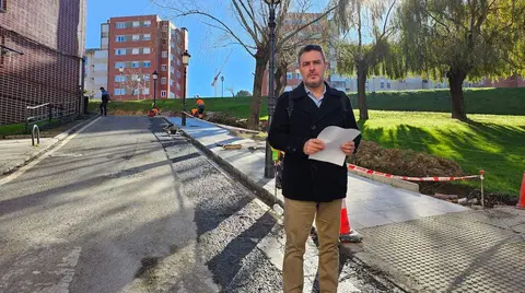 Jon Andoni Uria, concejal de Infraestructuras para los Barrios y la Ciudad en la zona de la obra
