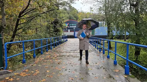 Jon Andoni Uria en el puente que va a reformarse en Gorostiza