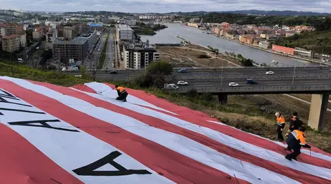 Foto retirada bandera Tun-Tun 1