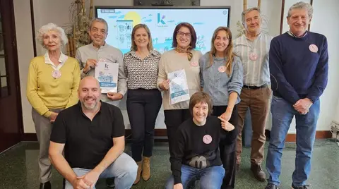Amaia del Campo y Mikel Antizar junto al grupo motor de Barakaldo Lagunkoia