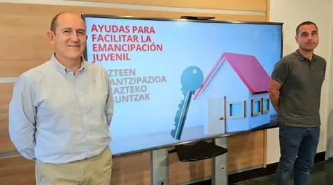 Carlos Fernández y Juan Antonio Pizarro en la presentación de las ayudas a la emancipación de 2024