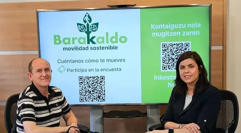 Carlos Fernández y Alba Delgado en la presentación de la encuesta sobre movilidad en Barakaldo