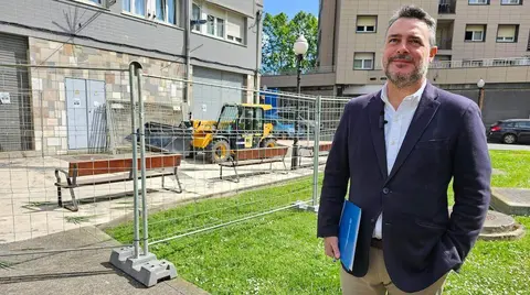 Jon Andoni Uria, concejal de Obras y Servicios para los barrios y la ciudad, junto a la obra en Retuerto