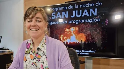 Nerea Cantero con la programación de las hogueras de San Juan 24-6-20