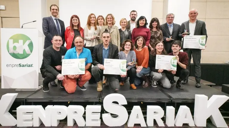 Representantes municipales con los premiados