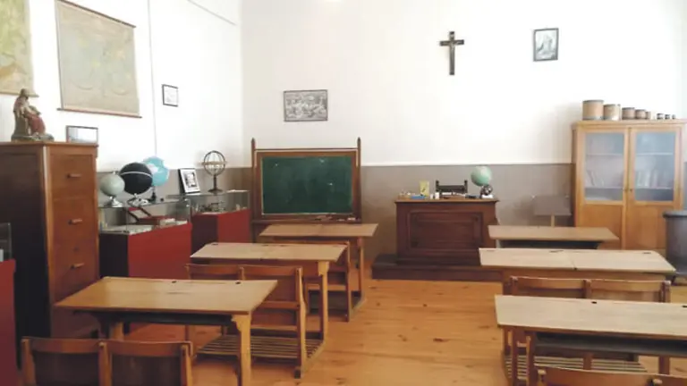 Una de las aulas guarda material educativo de distintas &eacute;pocas