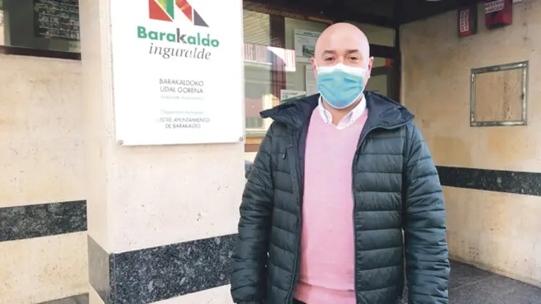 David Solla, concejal de Promoci&oacute;n Econ&oacute;mica, en la entrada a la sede de Inguralde