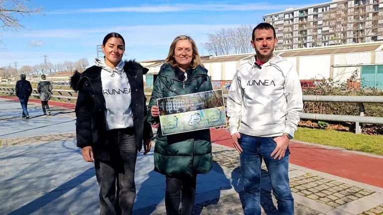 Amaia del Campo junto a representantes de Runnea